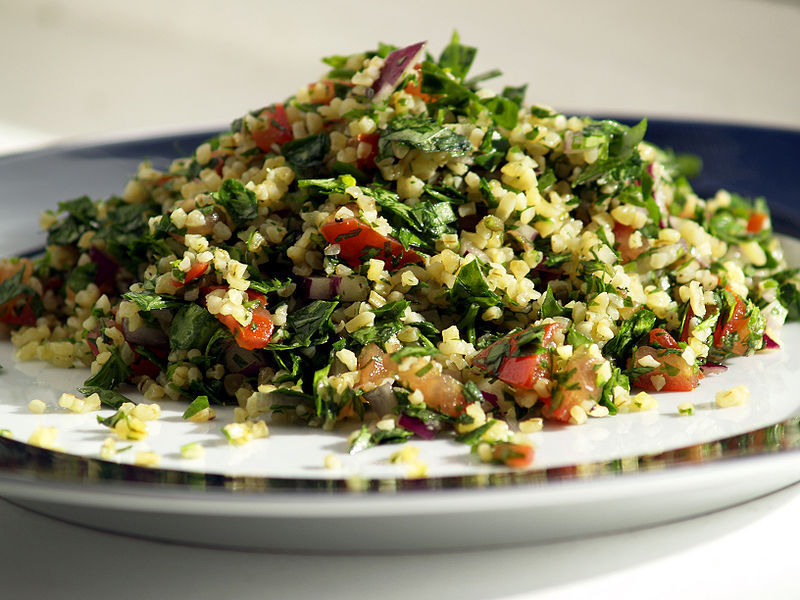 Tabulé. Plato tópico de la comida mediterránea. Foto: Cyclonebill (licencia CC)