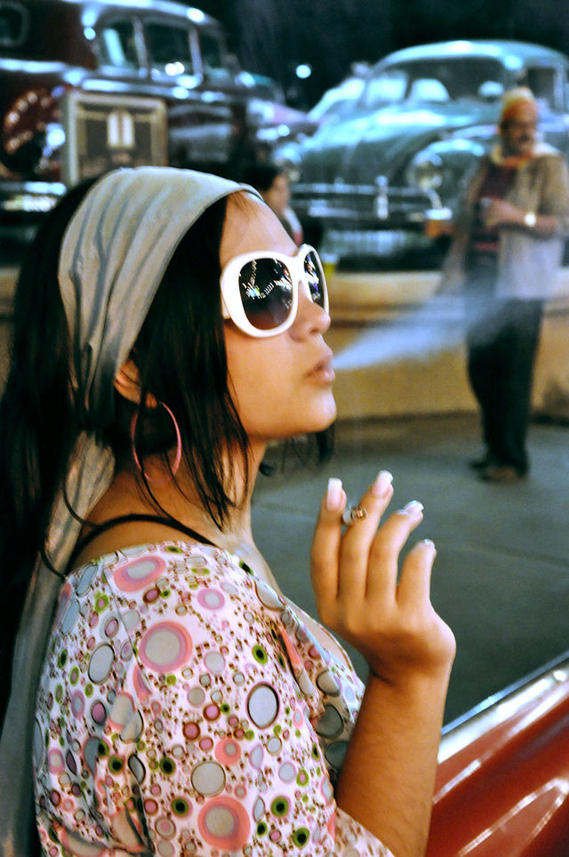 Mujer fumando. Foto: Carlos Huerta (licencia CC)