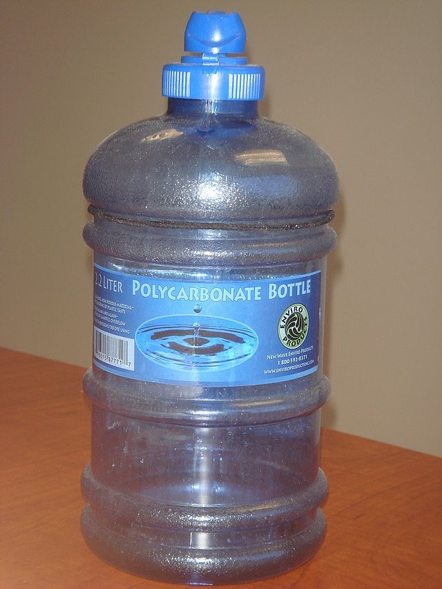 El bisfenol A se utiliza principalmente para la fabricación de plásticos, como esta botella de agua de policarbonato. Foto: Donmike10 (licencia CC) Polycarbonate_water_bottle-Donmike10