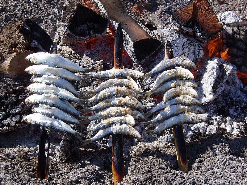 Sardinas a la brasa. Foto: Gildemax (licencia CC)