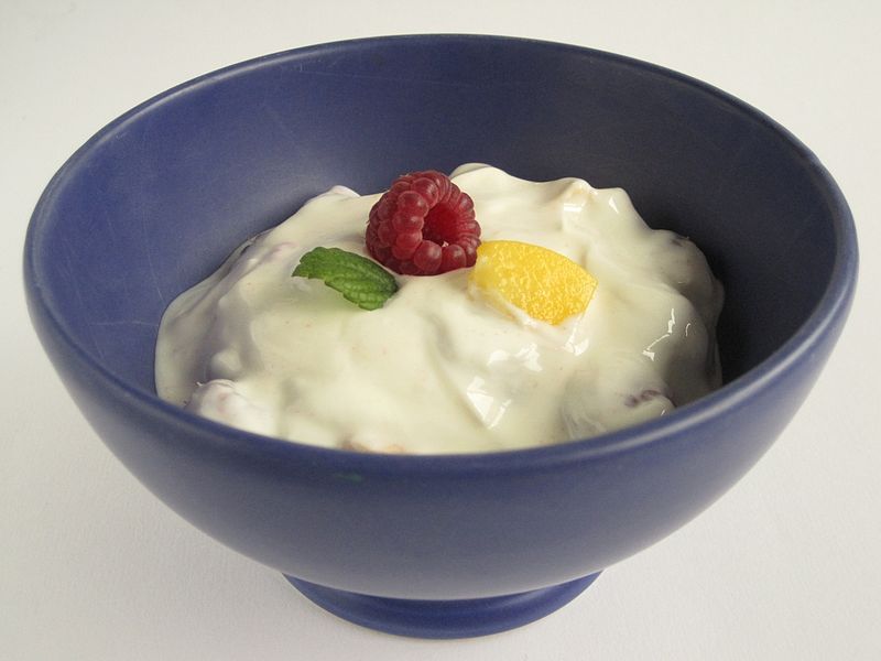 Yogur adornado con fruta y hoja de menta. Foto: Schwäbin (licencia CC)