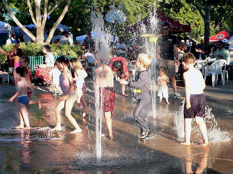 Niños jugando en una fuente. Foto: Bev. Sykes (licencia CC)